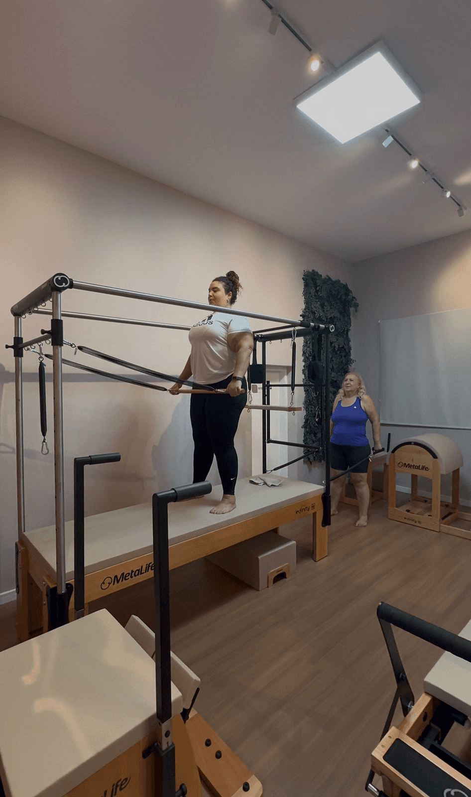 Aula em grupo no Cadillac Metalife - Pilates Amable