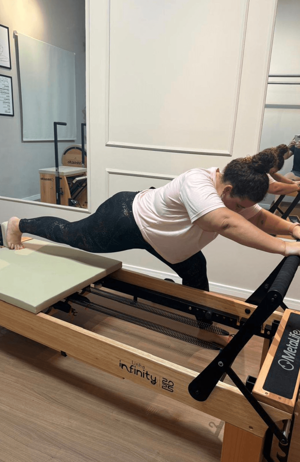 Exercício no Reformer Metalife Infinity - Pilates Amable