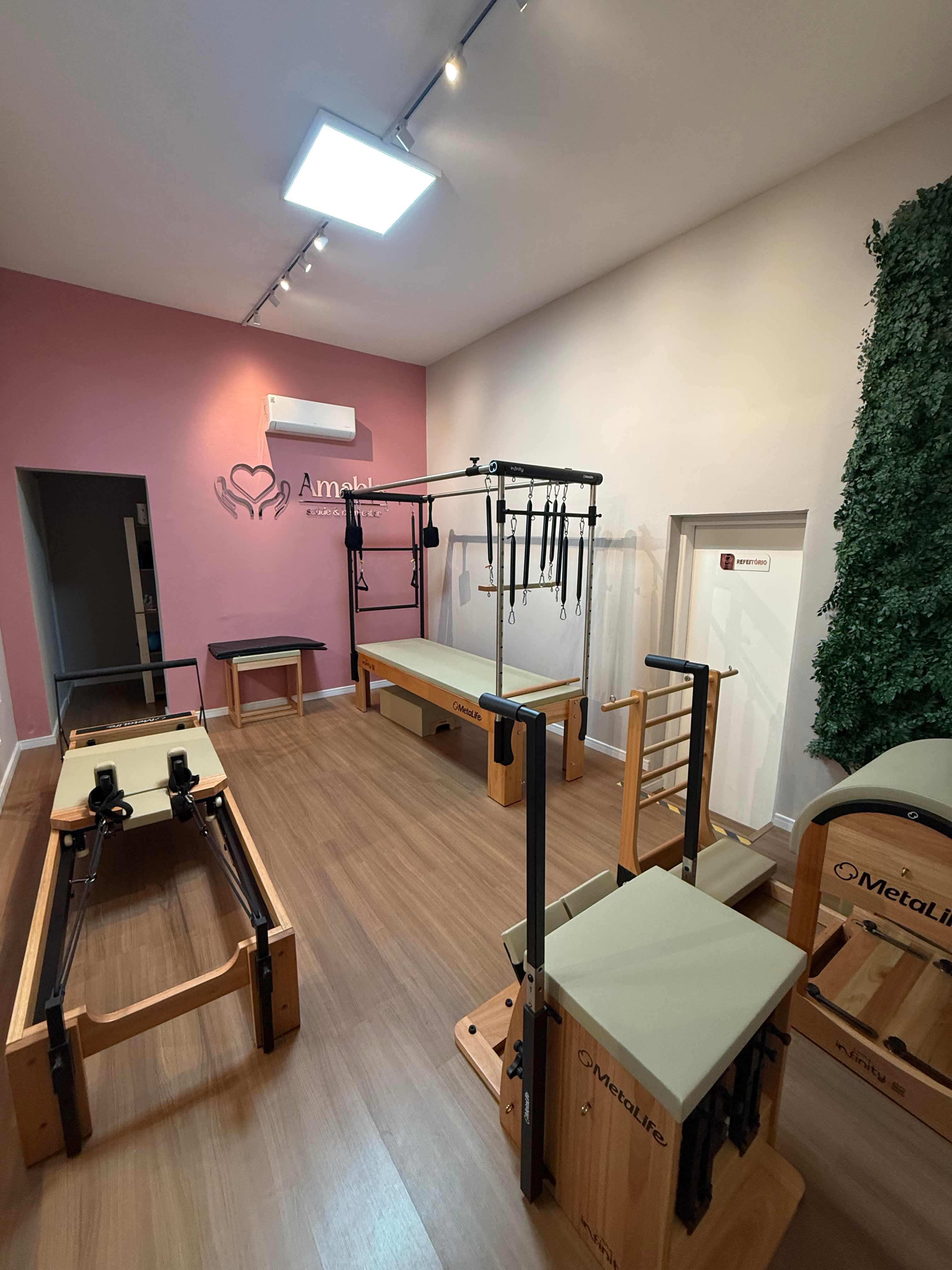 Estúdio de Pilates Terapêutico na Clínica Amable - Equipamentos Metalife